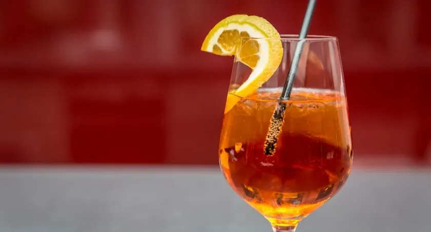 Zdjęcie Kwaśny orzeźwiający drink – przepisy na idealne letnie napoje