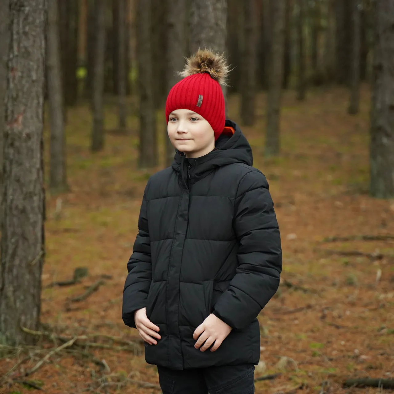 Zdjęcie Jaki kolor czapki do niebieskiej kurtki? Odkryj najlepsze połączenia