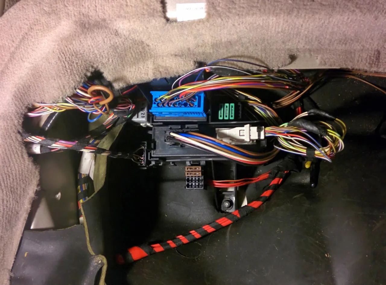 Zdjęcie Gdzie jest sterownik centralnego zamka BMW E39? Znajdź go łatwo!