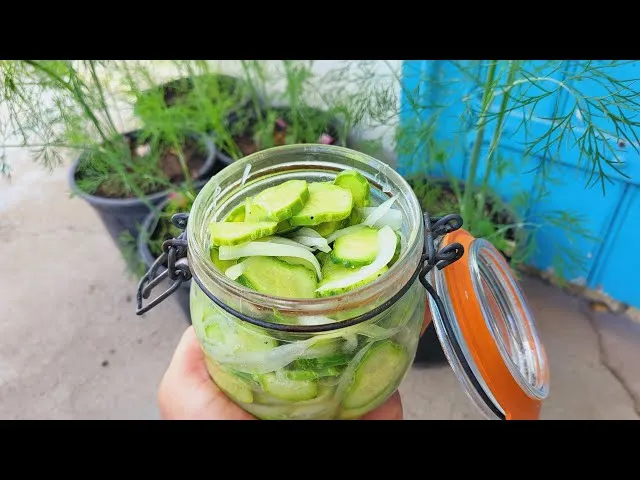 Zdjęcie Ile pasteryzować sałatkę z ogórków, aby nie stracić smaku i świeżości