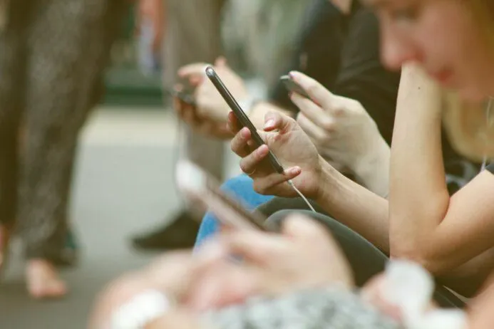 Zdjęcie Jak pozbyć się uzależnienia od telefonu i odzyskać kontrolę nad życiem