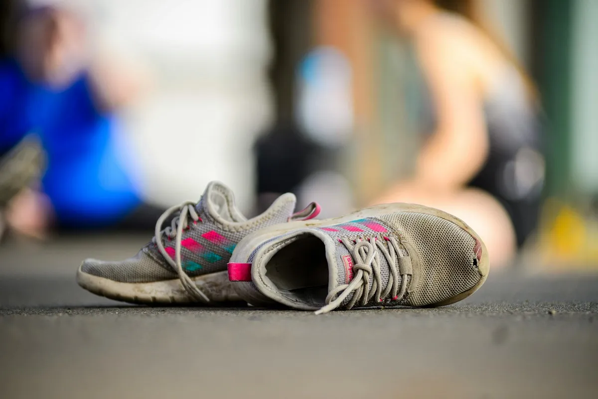 Zdjęcie Jak załatać dziurę w bucie i zaoszczędzić na nowych butach