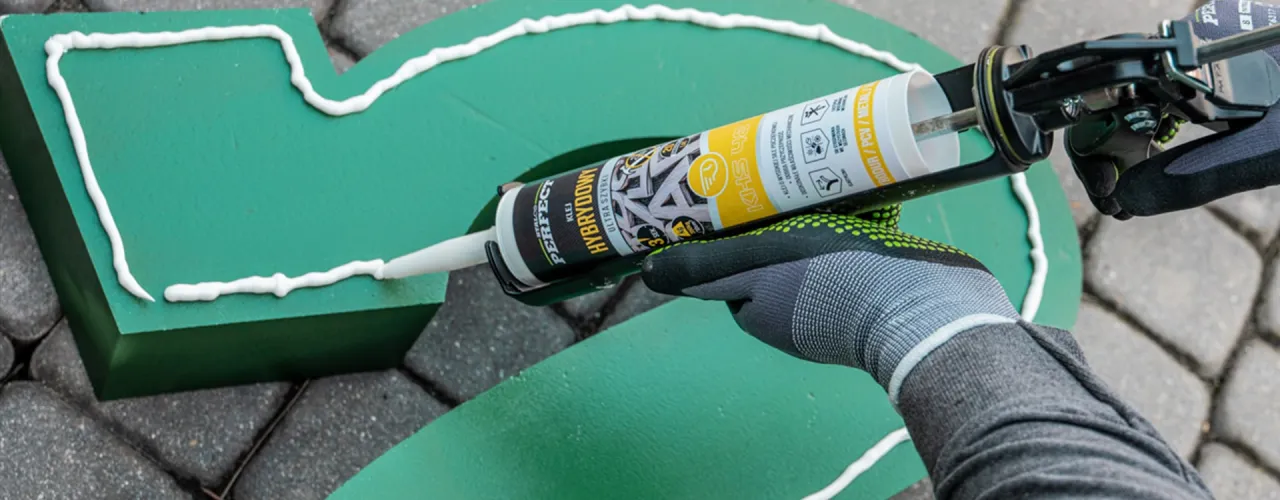 Zdjęcie Czym skleić gips? Odkryj najlepsze kleje do naprawy gipsu