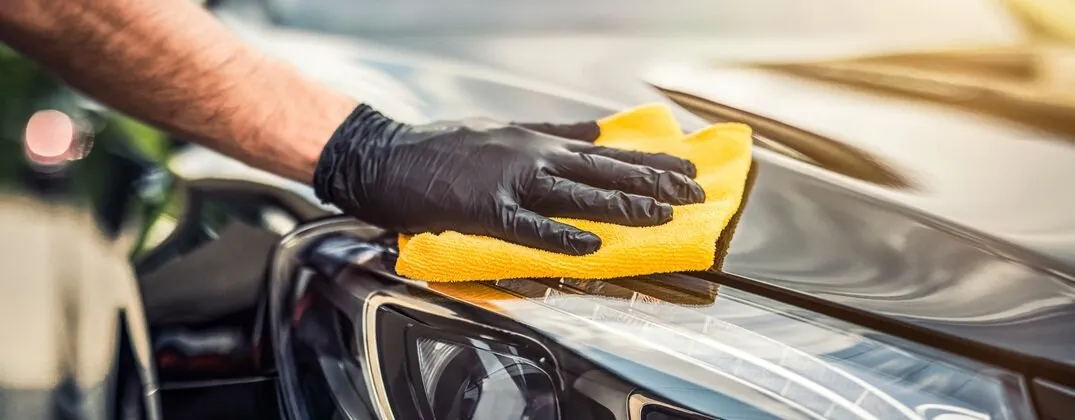 Zdjęcie Jak dobrze polerować samochód, aby uniknąć zarysowań i uszkodzeń