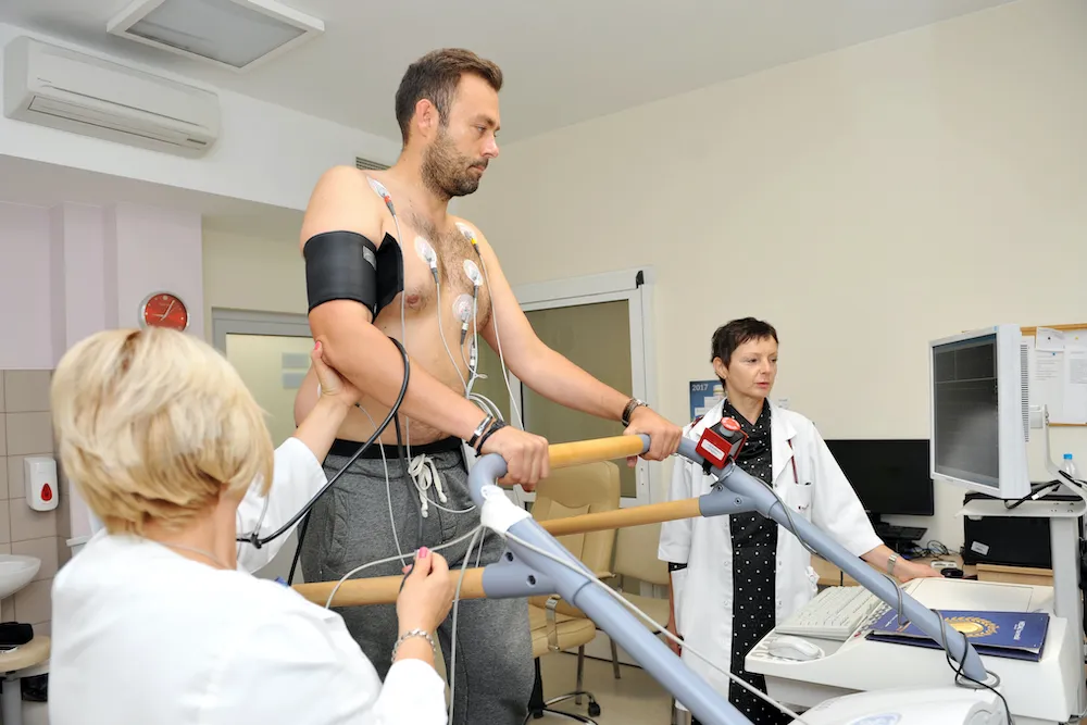 Zdjęcie Co zabrać na rehabilitację kardiologiczną, aby uniknąć problemów?