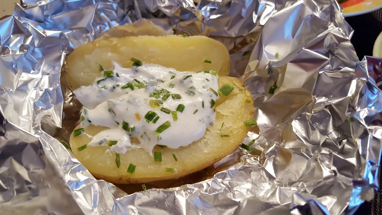 Zdjęcie Czy folie aluminiową można do piekarnika? Bezpieczne użycie i zagrożenia