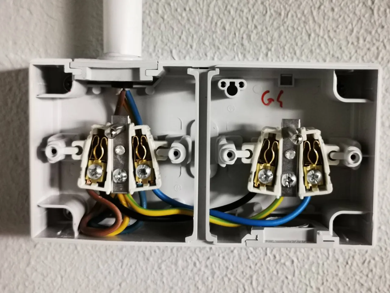 Zdjęcie Instalacja gniazdka podwójnego Krok po kroku