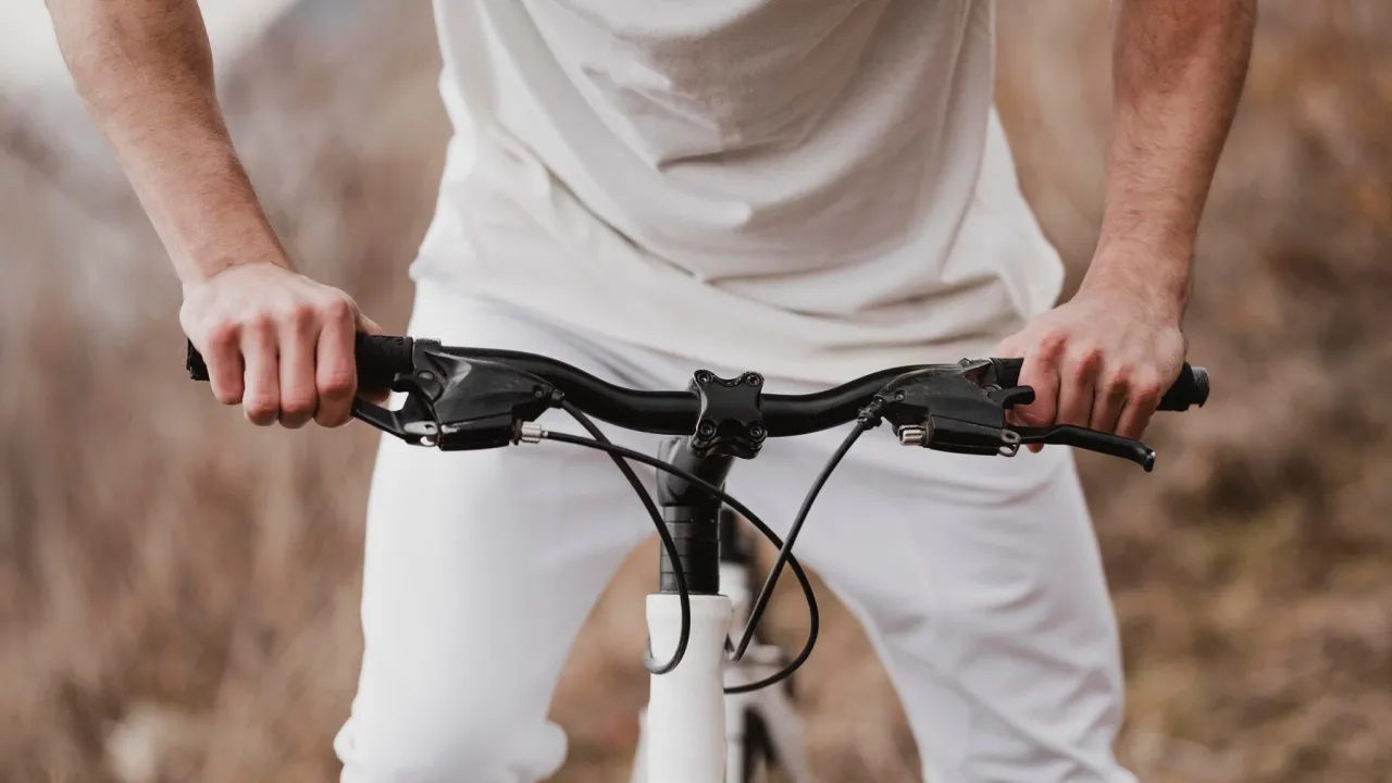 Zdjęcie Jaką kierownicę do enduro wybrać, aby poprawić komfort jazdy?