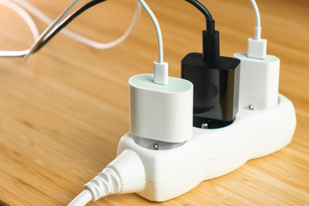 Zdjęcie Ile prądu pobiera listwa zasilająca? Sprawdź, jak oszczędzać energię