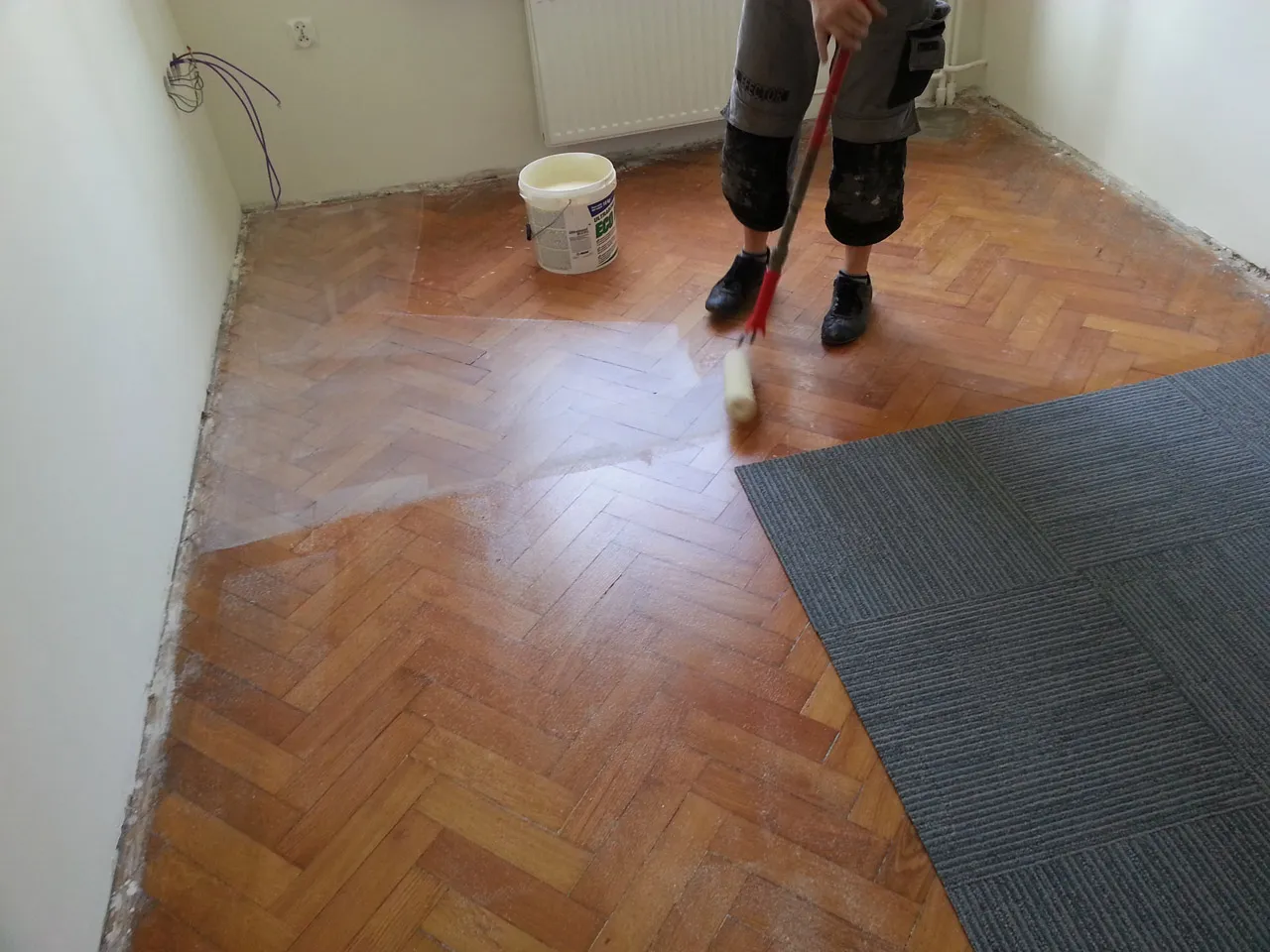 Zdjęcie Czy można położyć płytki na parkiet? Kluczowe informacje i porady krok po kroku