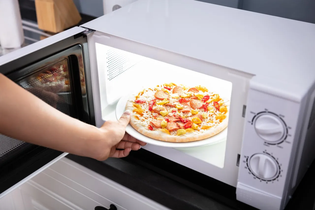 Zdjęcie Jak zrobić pizzę w mikrofali - prosty przepis na szybką pizzę