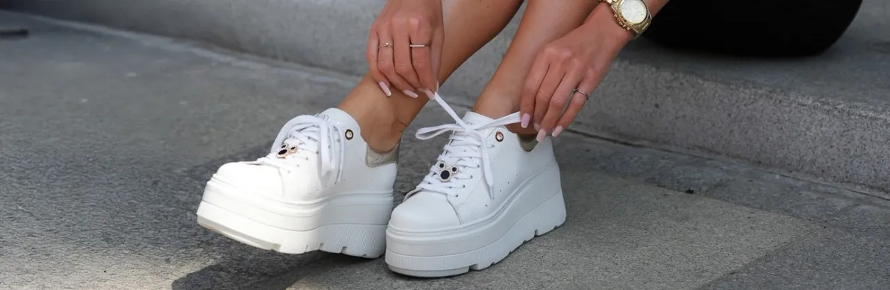 Zdjęcie Czy trampki są modne? Odkryj najnowsze trendy w obuwiu na sezon