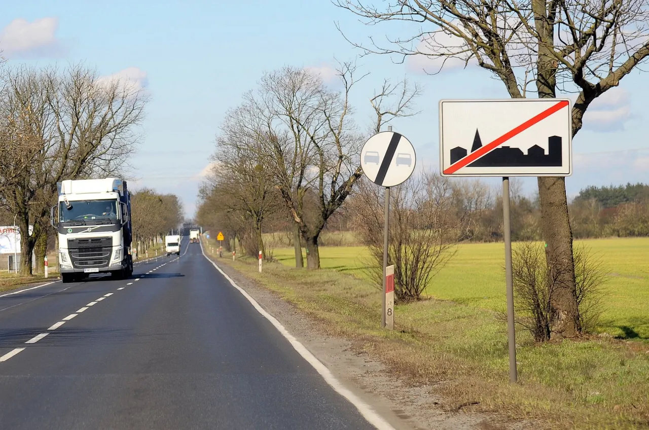 Zdjęcie Teren zabudowany ile km: co musisz wiedzieć o granicach i prędkości