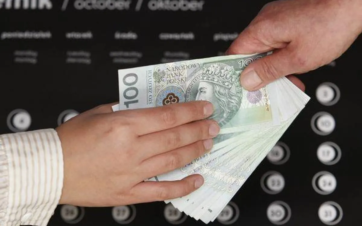 Zdjęcie Czy mąż może przelać żonie pieniądze bez podatku? Sprawdź zasady