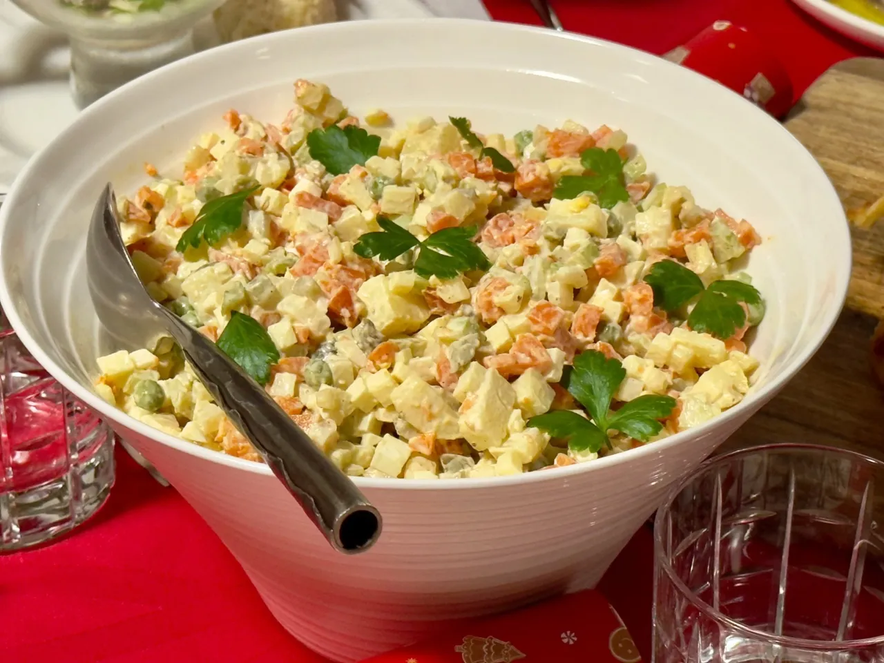 Zdjęcie Jak doprawić sałatkę jarzynową, aby zachwyciła smakiem i aromatem