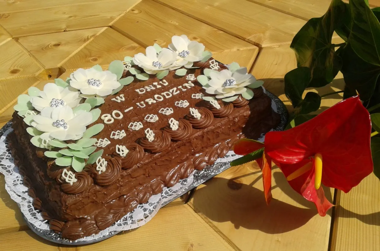 Zdjęcie Tort w stylu lat 90 – przepisy na nostalgiczne urodzinowe desery