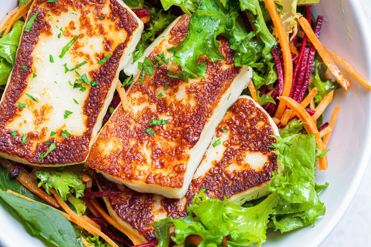 Zdjęcie Jak grillować ser halloumi na patelni, by uzyskać idealną chrupkość