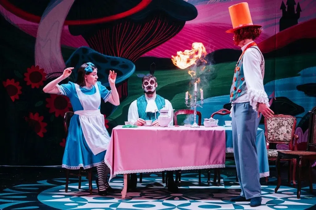Alicja w Krainie Czarów spektakl teatr scena