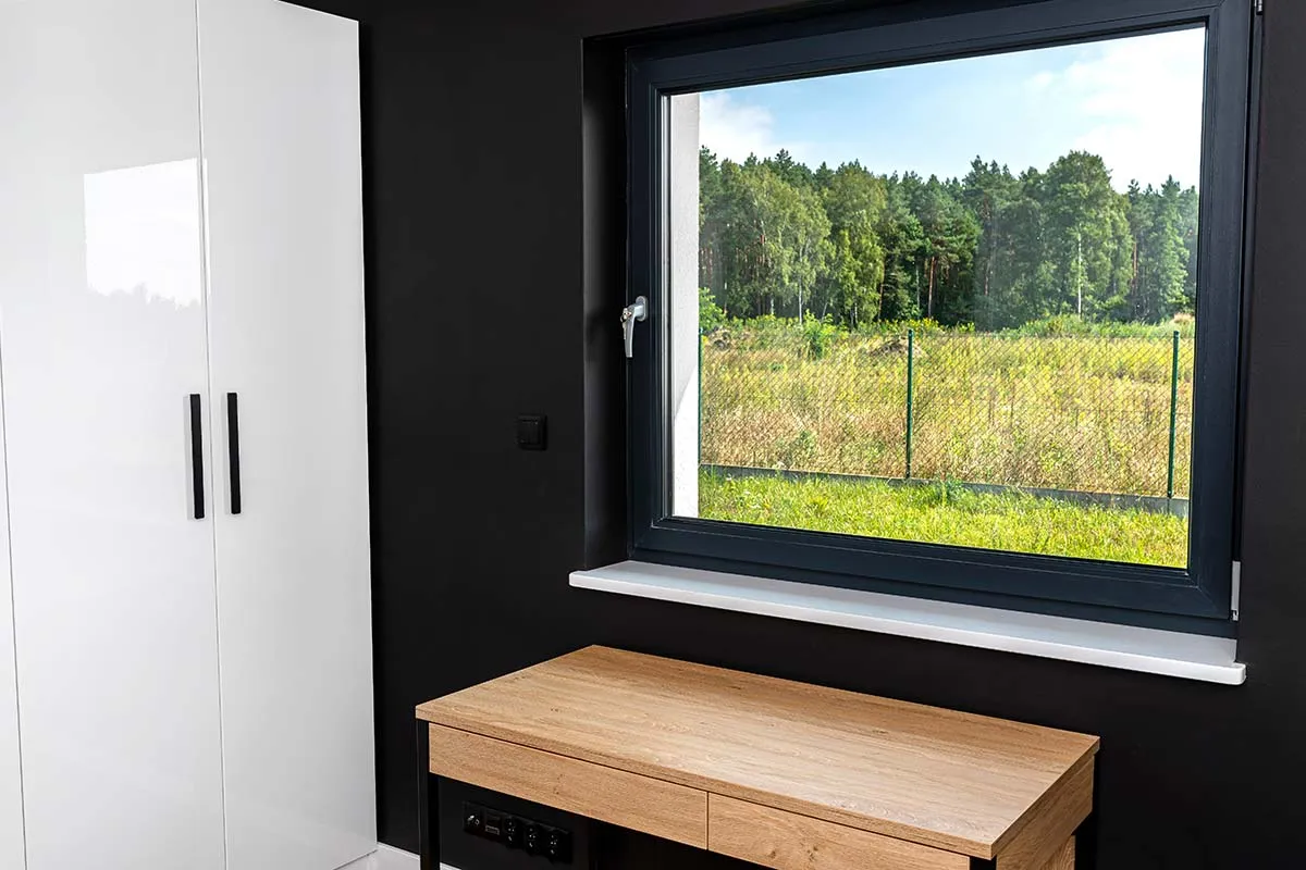 Zdjęcie Jakie parapety najlepiej pasują do okien antracytowych? Sprawdź!