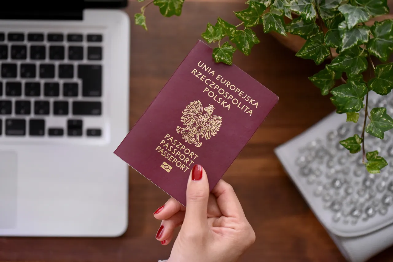 Zdjęcie Ile kosztuje wyrobienie paszportu w Polsce? Sprawdź, by nie przepłacić
