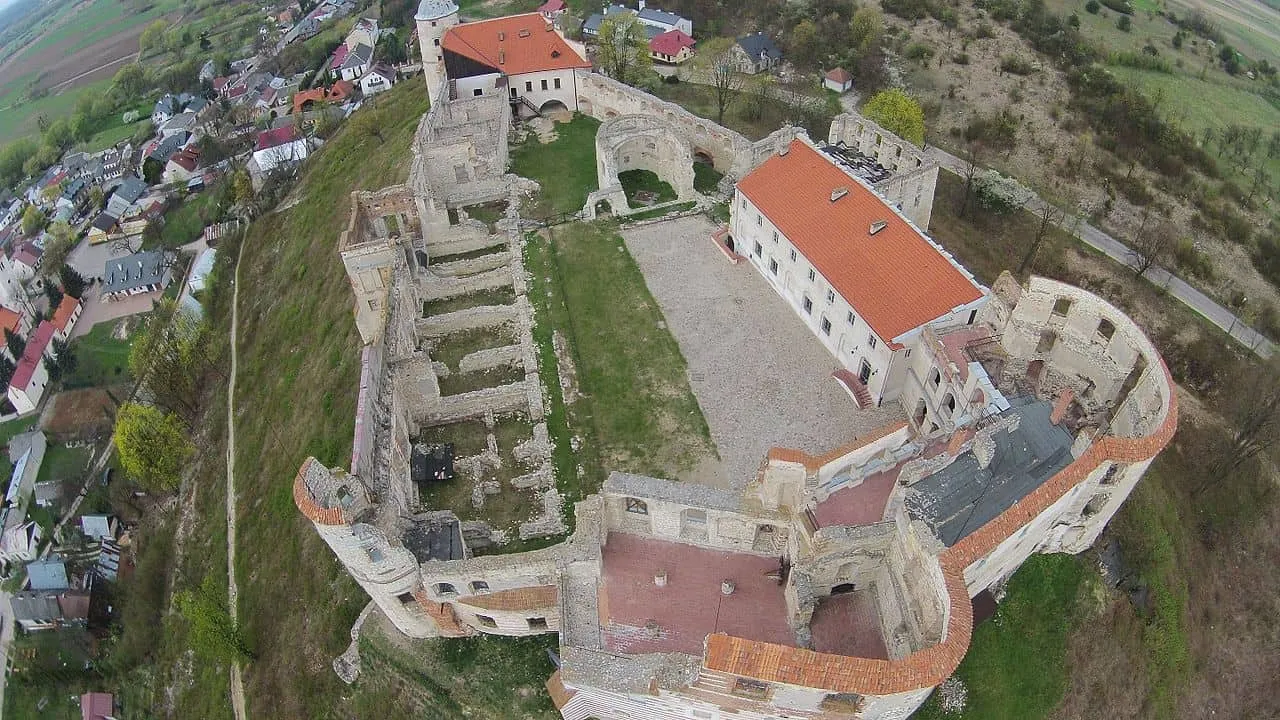 Zdjęcie Zamek w Janowcu nad Wisłą: Historia, atrakcje i tajemnice do odkrycia