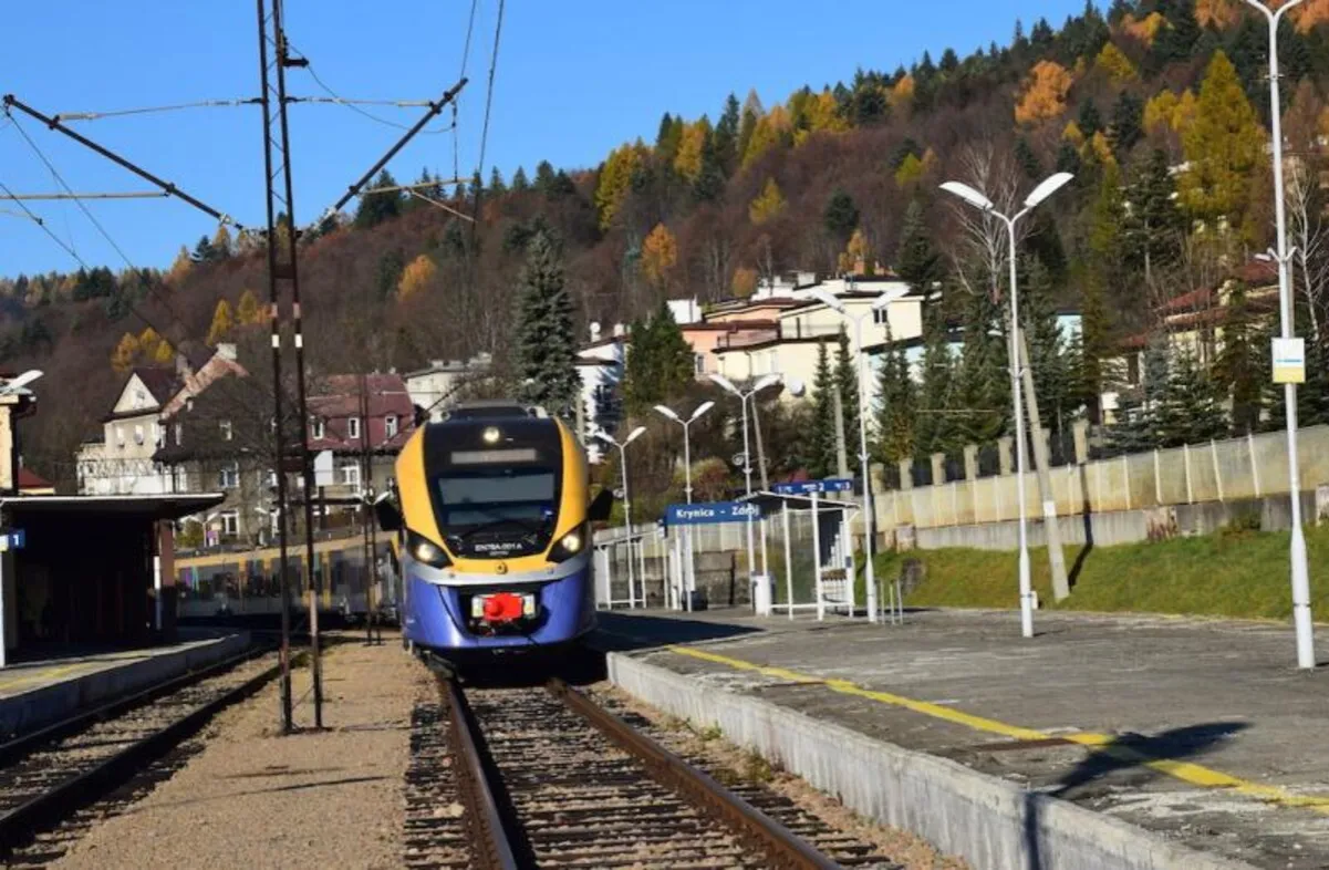 Zdjęcie Jak dojechać do Krynicy Morskiej pociągiem - sprawdź alternatywy transportu