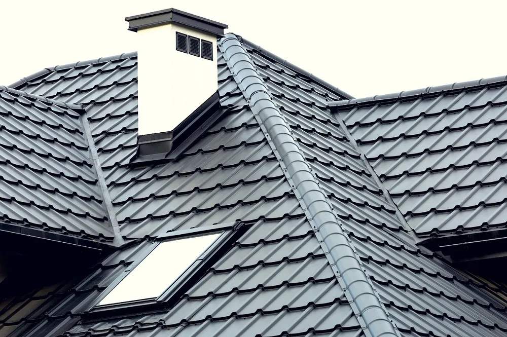 Zdjęcie Dachówka czy blachodachówka na stary dom – co wybrać, aby uniknąć kosztów?