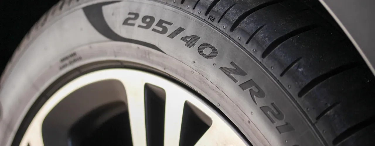 Zdjęcie Die Wahrheit über Reifen ZR: Eigenschaften und Geschwindigkeitsindex verstehen