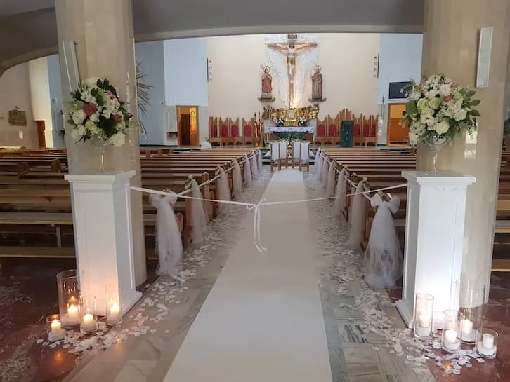Zdjęcie Jakie kwiaty na ołtarz do kościoła - wybierz te idealne dla ceremonii