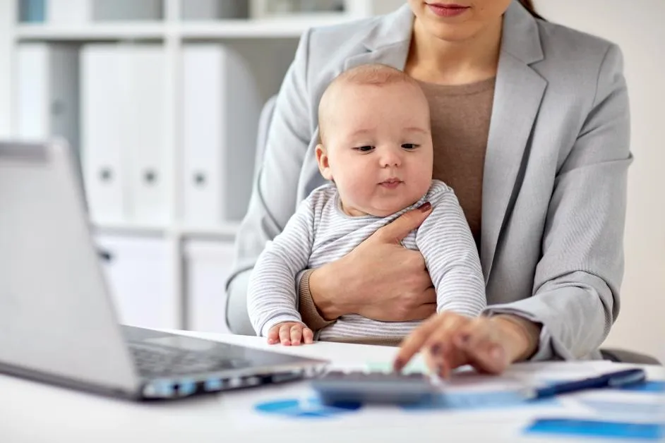Zdjęcie Czy na macierzyńskim można pracować na umowę zlecenie bez obaw?