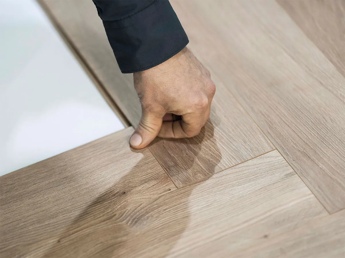 Zdjęcie Jak kłaść panele w jodełkę bez błędów – krok po kroku do perfekcyjnej podłogi