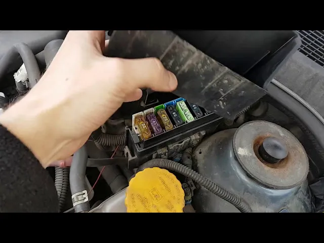 Zdjęcie Gdzie są bezpieczniki w Opel Astra G? Odkryj łatwe lokalizacje