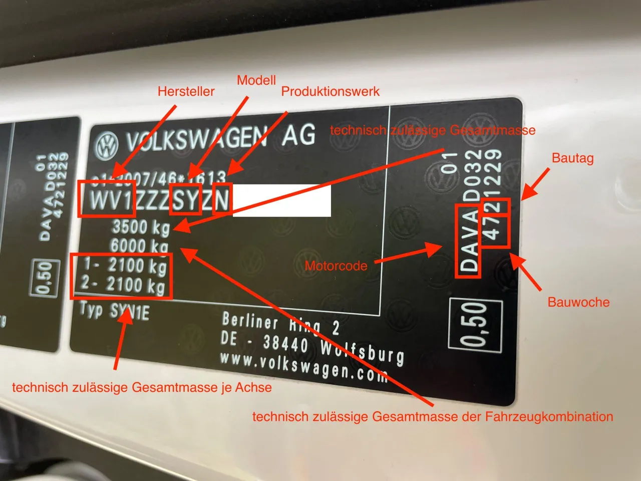 Zdjęcie Gdzie jest tabliczka znamionowa VW i co zawiera? Kompletny poradnik