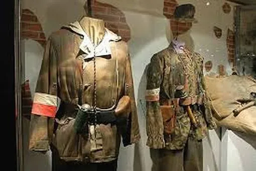 Zdjęcie Strój powstańca warszawskiego: historia, typy ubioru i ich symbolika