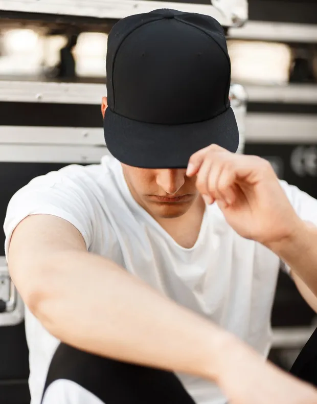 Zdjęcie Czapka snapback co to? Poznaj jej cechy i dlaczego warto ją mieć