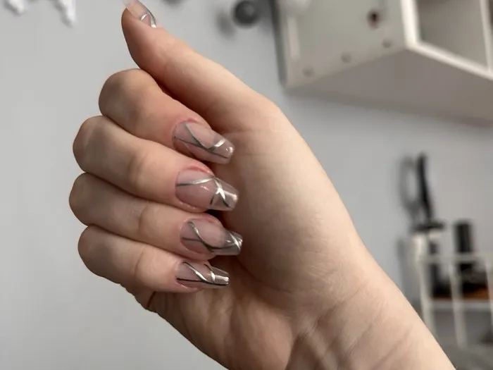 Zdjęcie Jak zrobić paznokcie na tipsie: proste kroki, które musisz znać