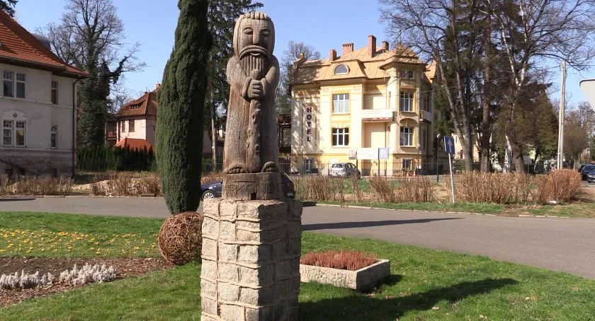 Zdjęcie Rzeźba jelenia: Fascynujące przykłady i atrakcje w Polsce