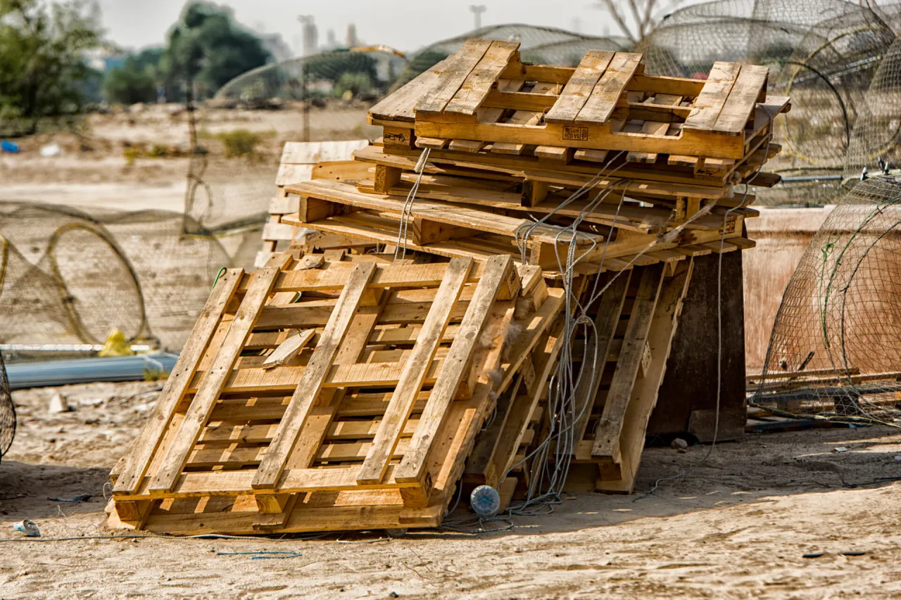 Zdjęcie Recykling palet drewnianych - co to jest i jak działa? Jak odnowić zniszczone palety i przerobić je na nowe produkty