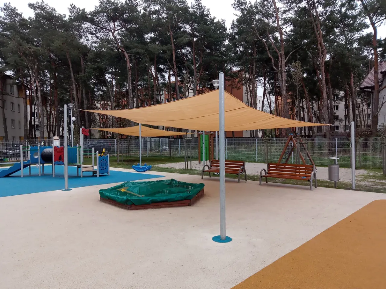Zdjęcie Jak zacienić plac zabaw i zapewnić dzieciom komfortowy cień