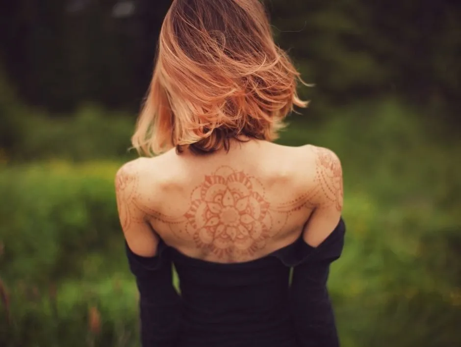 Zdjęcie Ile trzyma się tatuaż z henny? Sprawdź trwałość i pielęgnację