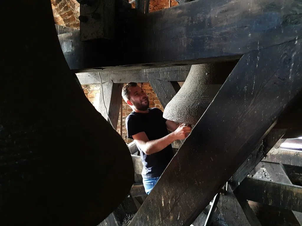 Zdjęcie Kiedy biją dzwony w kościele? Sprawdź godziny i znaczenie tradycji