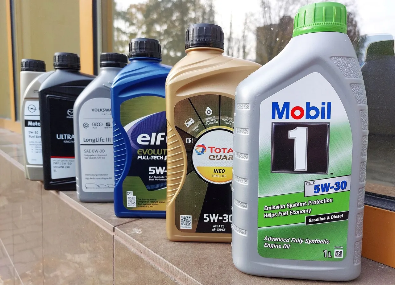 Zdjęcie Motul 5W30 do benzyny: Który wybrać? Poradnik i porównanie