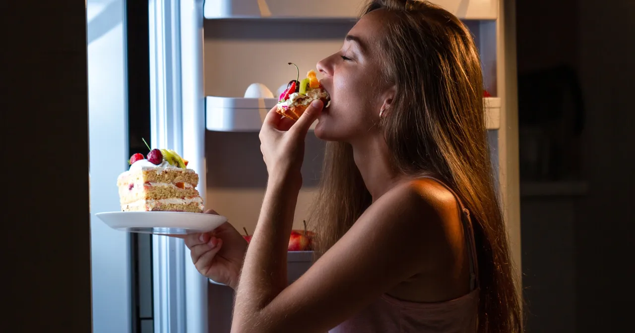 Zdjęcie Czy jedzenie w nocy tuczy? Odkryj prawdę o przybieraniu na wadze