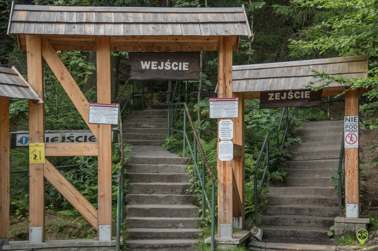 Zdjęcie Ile schodów prowadzi na Szczeliniec Wielki? Zaskakujące liczby!