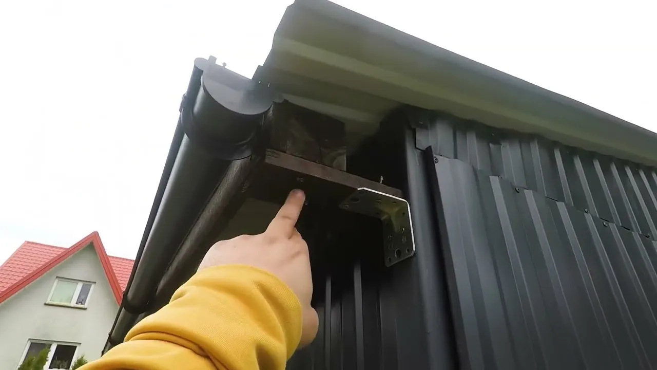 Zdjęcie Jak zamontować rynny do garażu blaszanego - uniknij najczęstszych błędów