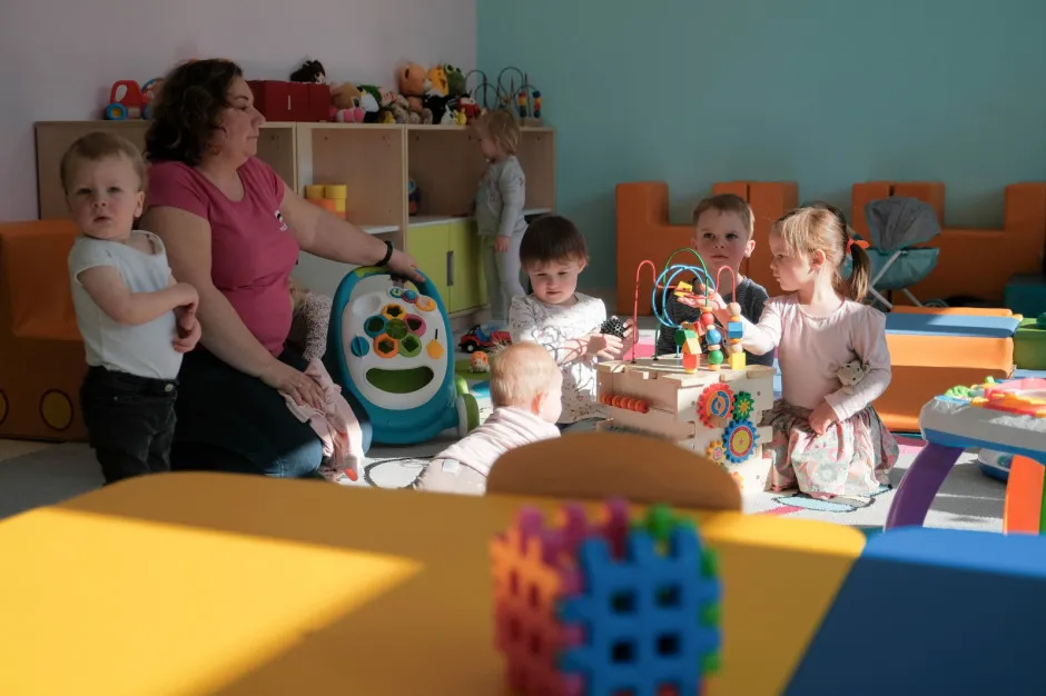 Zdjęcie Ile opiekunek w żłobku? Poznaj przepisy i uniknij problemów z opieką