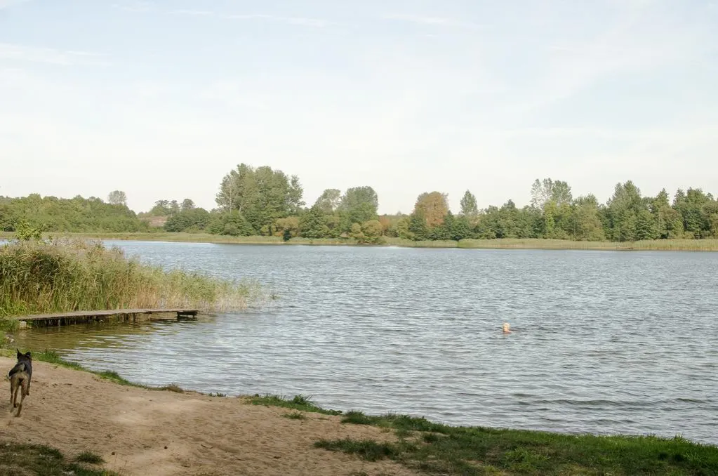 Zdjęcie Jezioro Chodeckie: najpiękniejsze kąpielisko na Kujawach - mapa i cennik