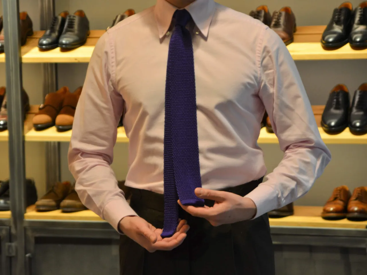 Zdjęcie Dowiedz się dokąd ma sięgać krawat: zasady elegancji i dobrego stylu