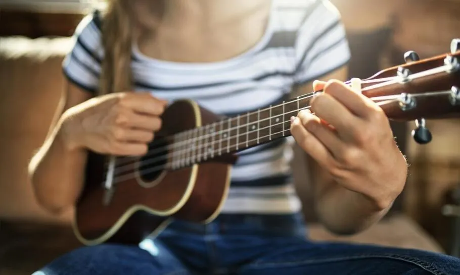 Zdjęcie Nauka gry na ukulele - czy to trudne? Poznaj fakty i wskazówki