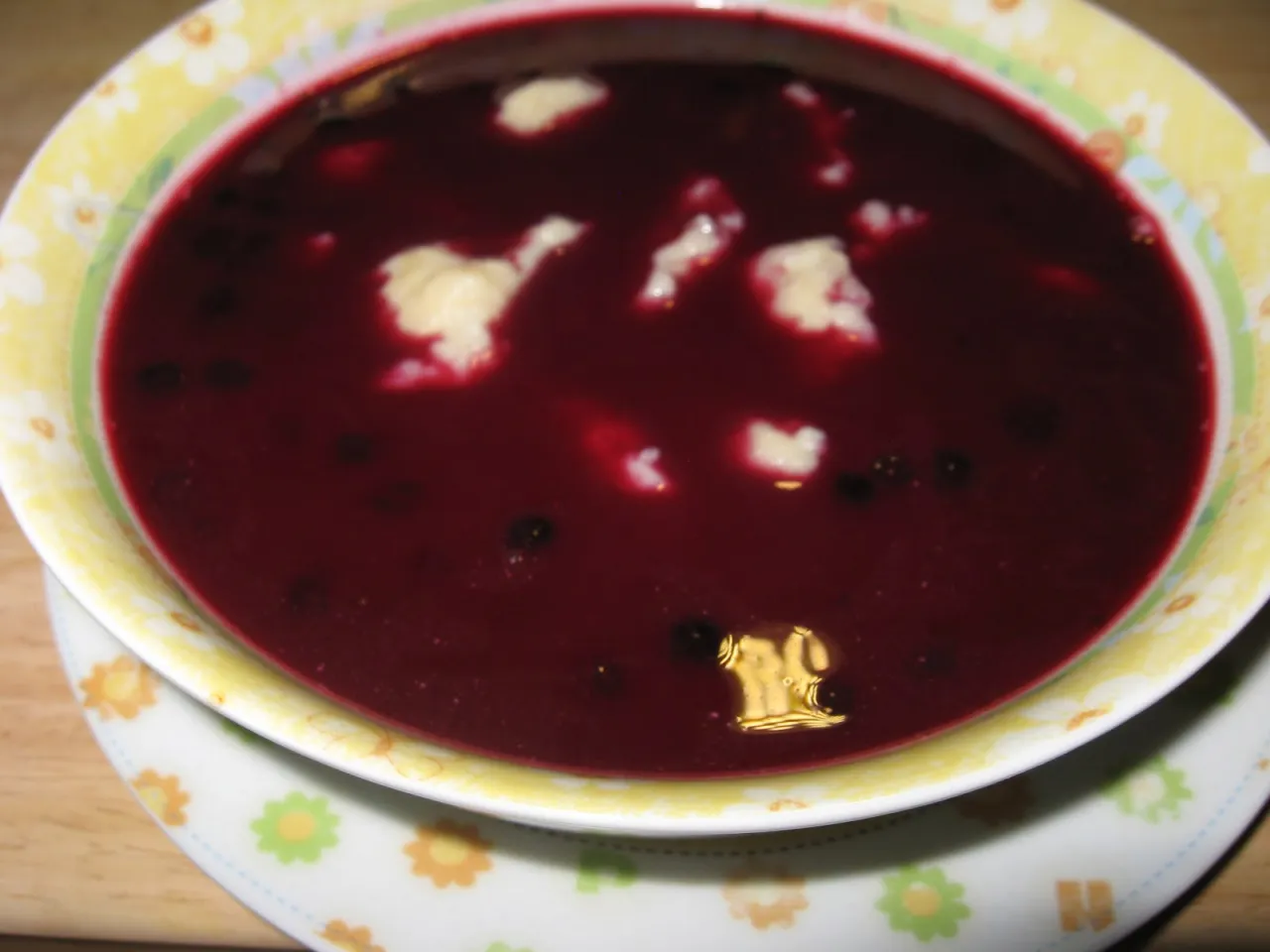 Zdjęcie Zupa jagodowa z kluskami! Jak przygotować pyszny letni przysmak?
